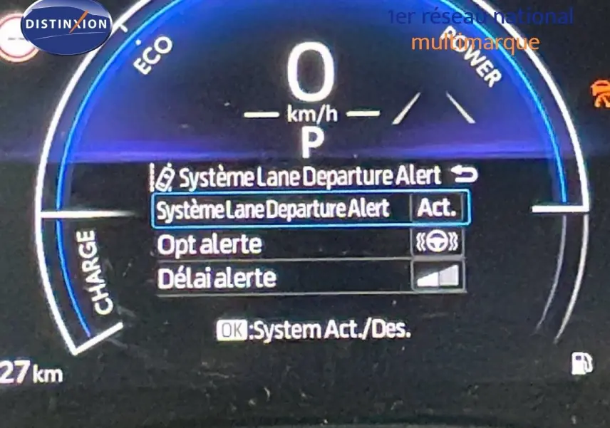 Tableau de bord numérique de Toyota Yaris Cross blanc, affichant l'alerte de sortie de voie activée en vue rapprochée.