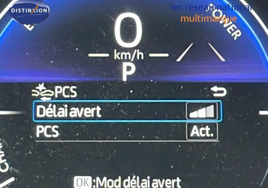 Affichage numérique du tableau de bord de la Toyota Yaris Cross 2024 montrant le réglage du délai d'avertissement PCS.