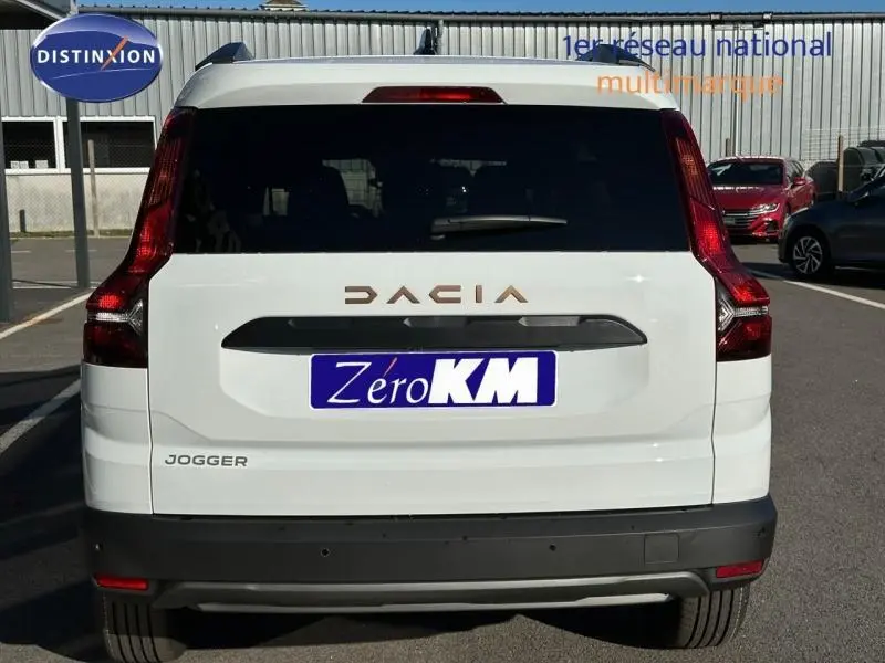 Vue arrière d'un Dacia Jogger blanc Glacier 2024 avec feux arrière LED et logo DACIA en relief.