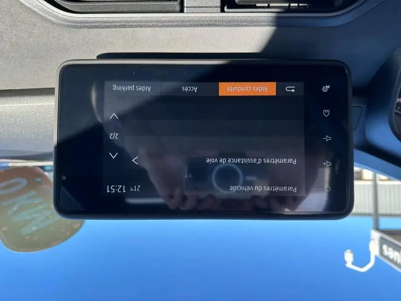 Écran tactile central du tableau de bord du Dacia Jogger 2024, vue rapprochée en intérieur avec reflet.