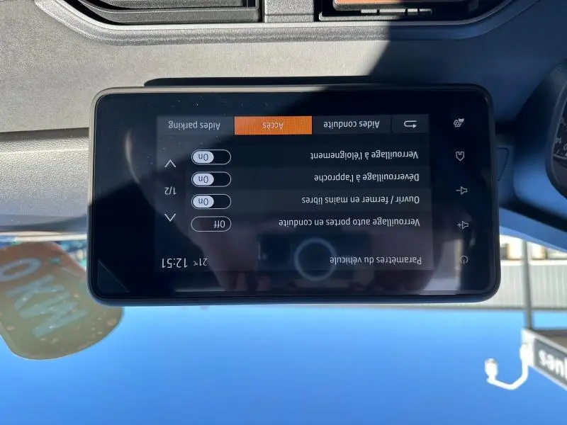Écran tactile central de la Dacia Jogger 2024 affichant les réglages d’aides à la conduite, vue intérieure.