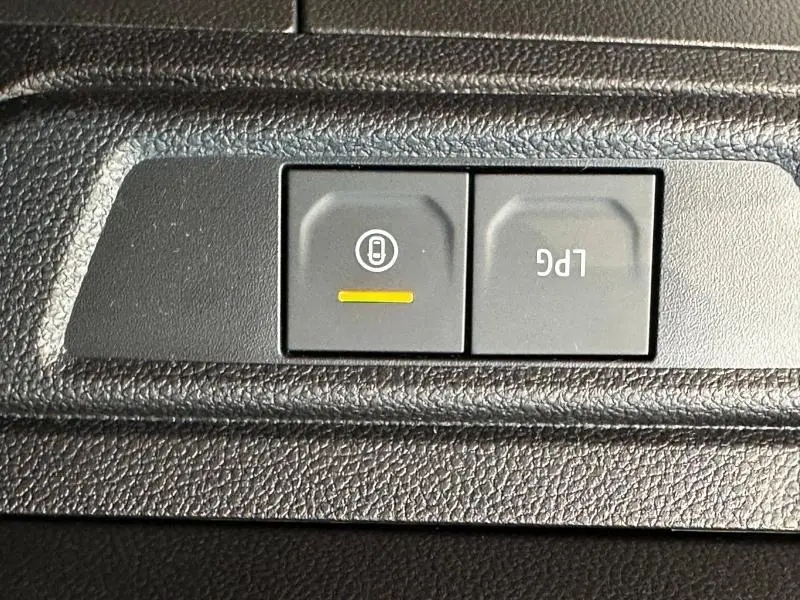 Gros plan sur les boutons de commande intérieure du tableau de bord du Dacia Jogger, avec indication GPL allumée.