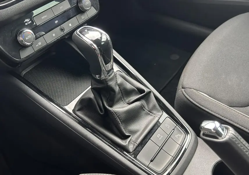 Gros plan sur la console centrale intérieure de la Skoda Scala 2025, avec levier de vitesse automatique et commandes noires.