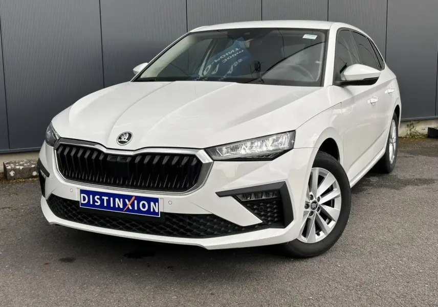 Vue 3/4 avant droite d'une Skoda Scala blanc Candy avec calandre noire et jantes alliage 16 pouces Cortadero Aero.