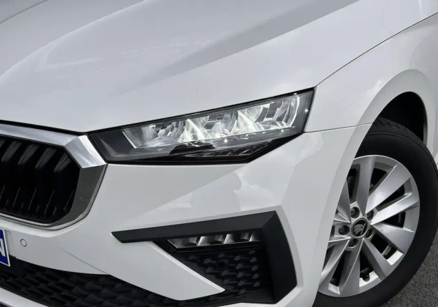 Gros plan sur l'avant droit blanc Candy de la Skoda Scala 2025 avec phares Full LED et jante alliage 16 pouces.