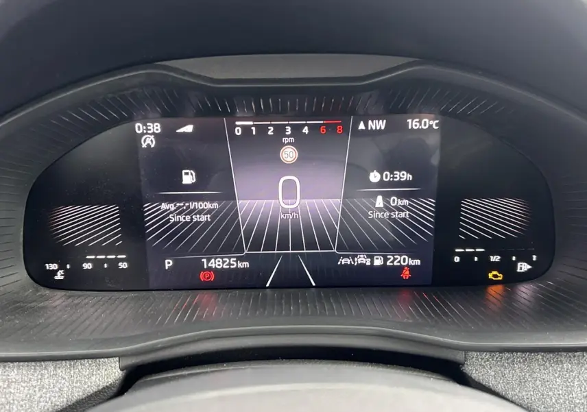 Vue rapprochée du tableau de bord numérique de la Skoda Scala TSI 116 DSG7, affichage de vitesse et jauges.