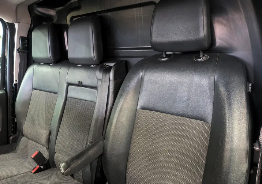 Vue rapprochée des sièges avant en cuir noir et tissu gris du Peugeot Expert Fourgon noir Perla 2020.