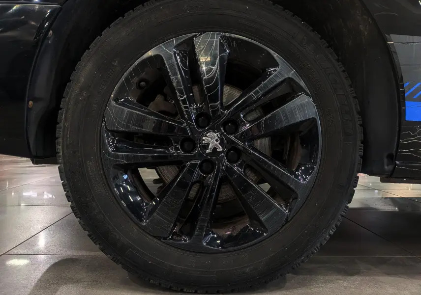 Gros plan sur la roue avant droite noire brillante du Peugeot Expert Fourgon Standard BlueHDi 180 Pack Sport 2020.