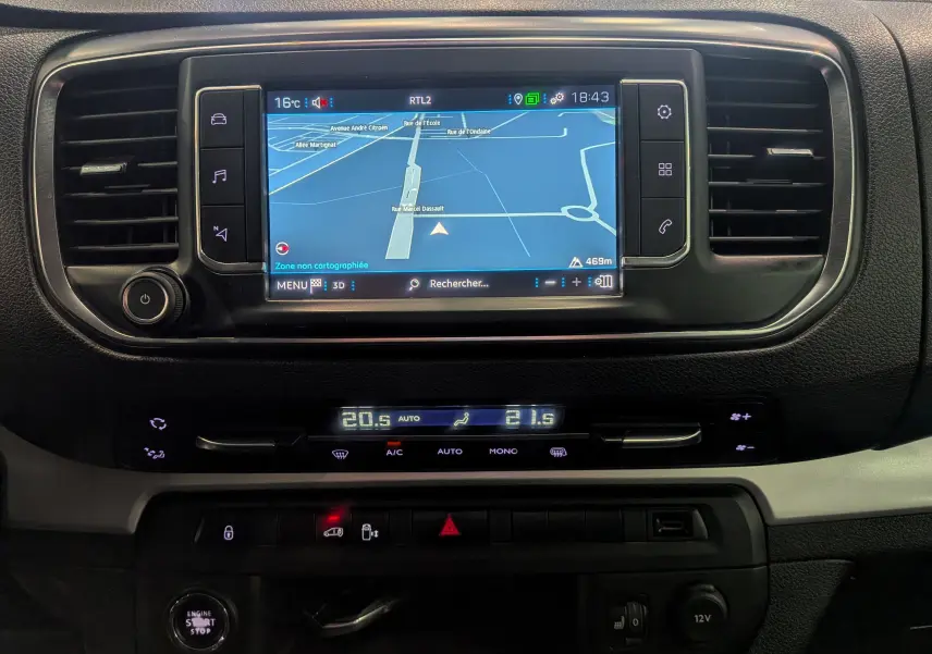 Vue rapprochée de l’écran tactile central et de la console de climatisation du Peugeot Expert Fourgon noir, avec navigation affichée.