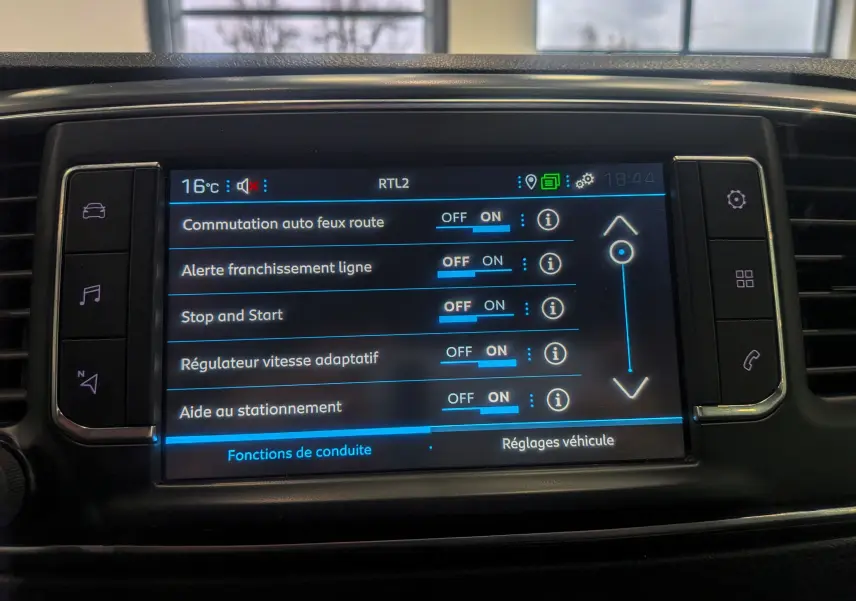 Écran tactile central du Peugeot Expert Fourgon 2020 affichant les réglages des aides à la conduite en intérieur noir.