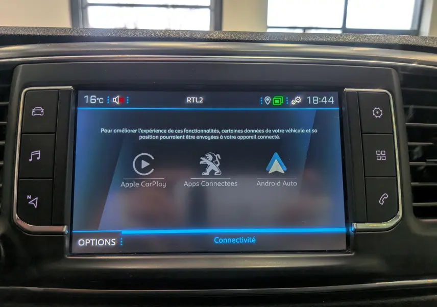 Écran tactile central du Peugeot Expert Fourgon 2020 montrant les options Apple CarPlay, Apps Connectées et Android Auto.