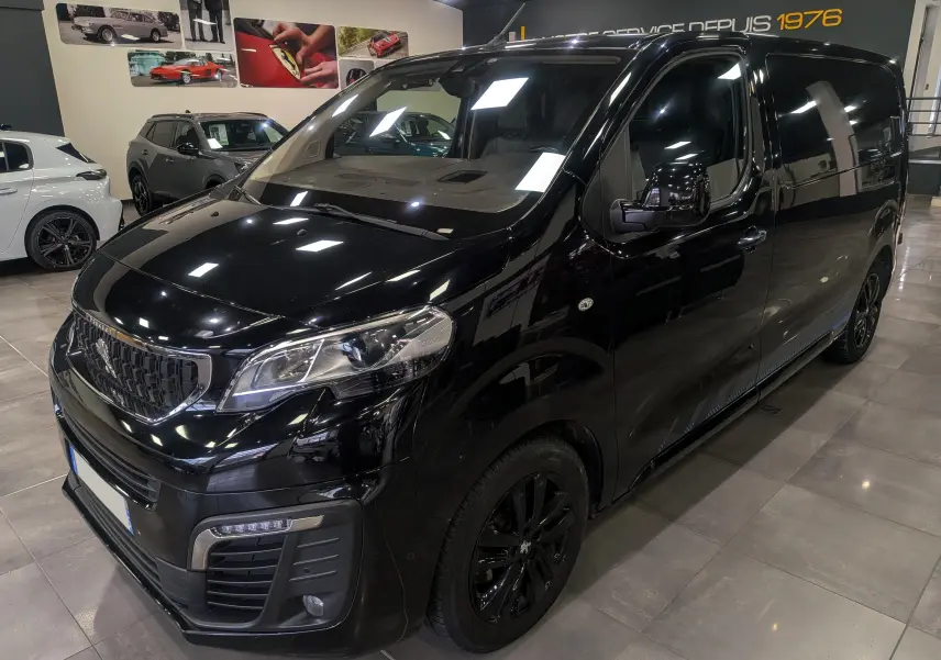 Peugeot Expert Fourgon noir Perla en vue 3/4 avant droit, avec jantes noires et calandre distinctive en showroom.