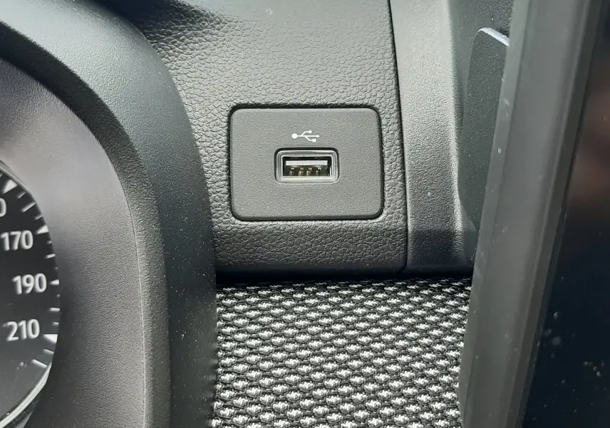 Gros plan sur un port USB intégré au tableau de bord noir texturé de la Dacia Sandero TCe 90ch Expression 2024.