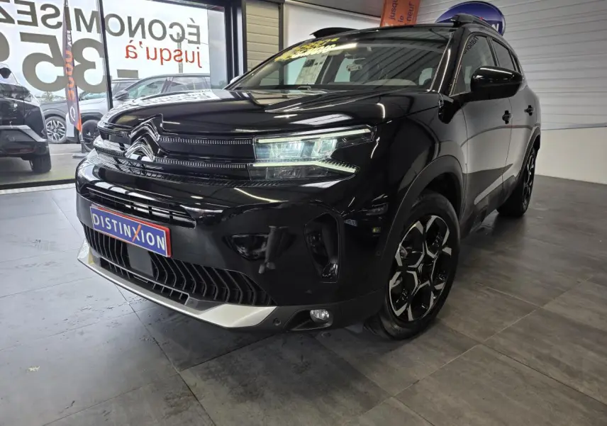 Citroën C5 Aircross noir métal en 3/4 avant droit, avec calandre noir brillant et jantes alliage 18'' bi-ton.