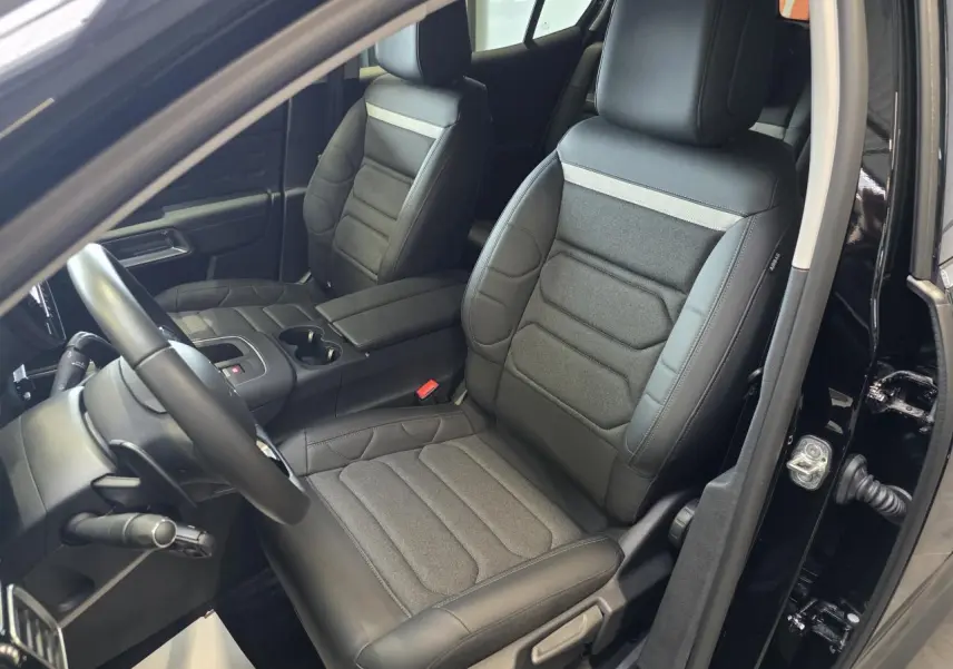 Vue intérieure côté conducteur du Citroën C5 Aircross noir métal, sièges Advanced Comfort en cuir et tissu.