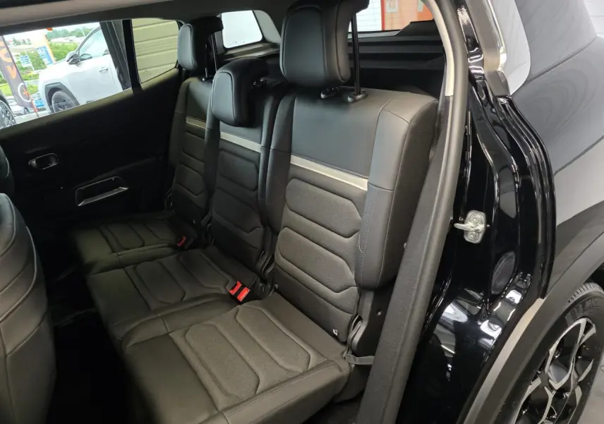 Vue intérieure côté droit des trois sièges arrière indépendants noirs du Citroën C5 Aircross 2025 hybride.