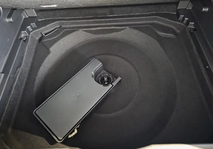 Vue rapprochée du coffre du Citroën C5 Aircross noir métal, montrant le rangement sous plancher vide.