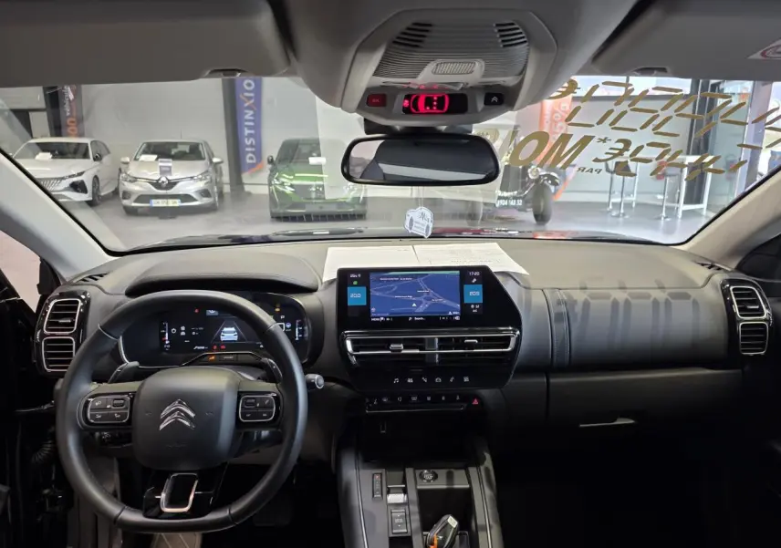 Vue intérieure avant du Citroën C5 Aircross noir métal, tableau de bord avec écran tactile et volant multifonctions.