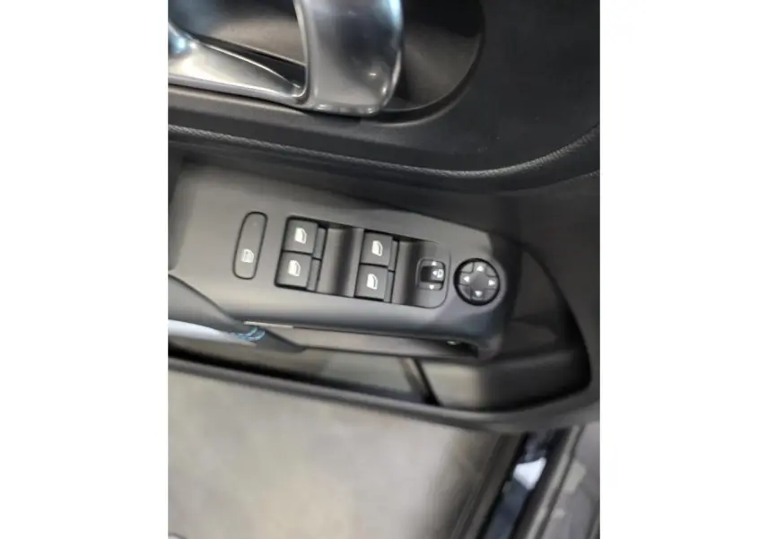 Détail de la commande des vitres électriques côté conducteur dans une Citroën C5 Aircross noir métal.