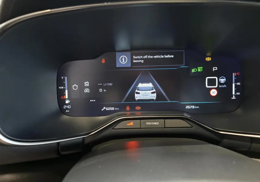 Tableau de bord numérique du Citroën C5 Aircross 2025 affichant l'écran de conduite et alertes.