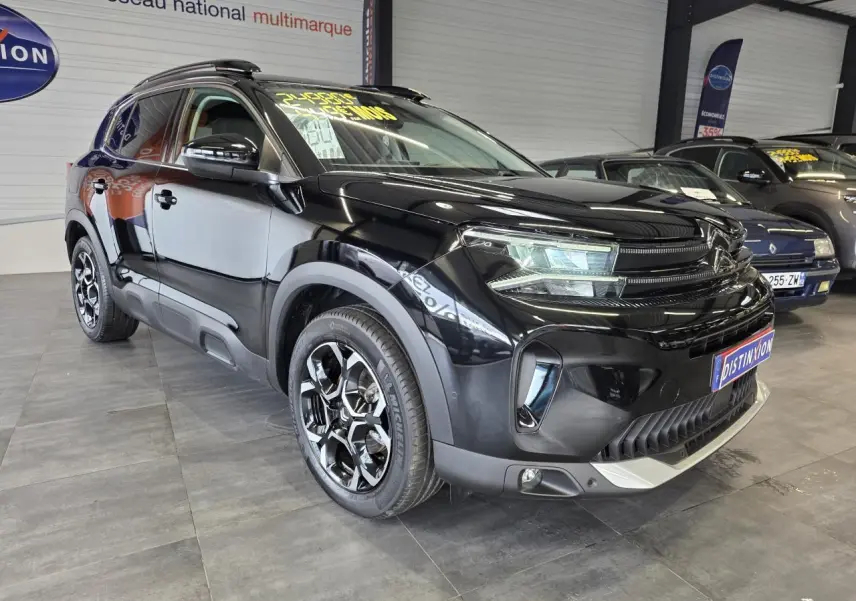 Citroën C5 Aircross noir métal en 3/4 avant droit, avec jantes alliage bi-ton et calandre noir brillant.