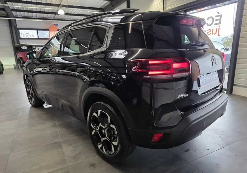 Vue 3/4 arrière droite du Citroën C5 Aircross noir métal avec feux arrière LED et jantes alliage bi-ton.