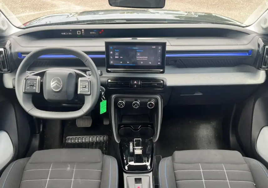 Vue intérieure avant de la Citroën C3 113 Plus 2025 noire, avec tableau de bord moderne et écran tactile central.