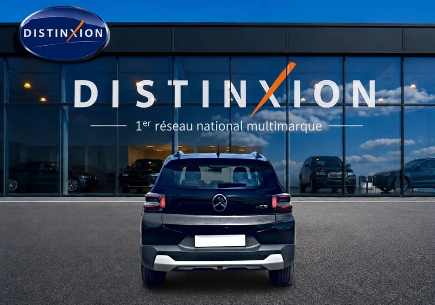 Vue arrière d'une Citroën C3 113 plus noire électrique 2025, avec feux LED et logo distinctif au centre du hayon.