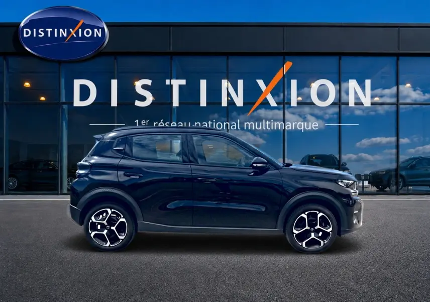 Profil côté gauche de la Citroën C3 113 Plus électrique noire 2025, avec jantes distinctives et lignes modernes.