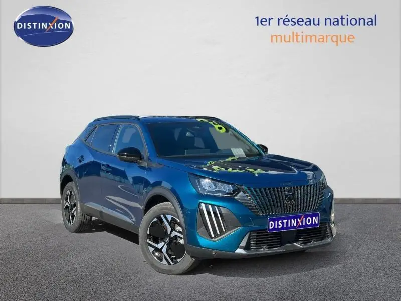 Peugeot 2008 1.2 Hybrid 145ch Allure en bleu Obsession, vue 3/4 avant avec calandre verticale distinctive et jantes noires.