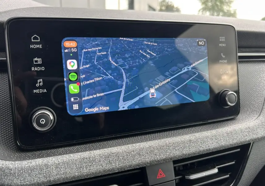 Écran tactile central 8,25'' de la Skoda Scala TSI 116 DSG7 Sélection affichant une carte GPS en mode Google Maps.