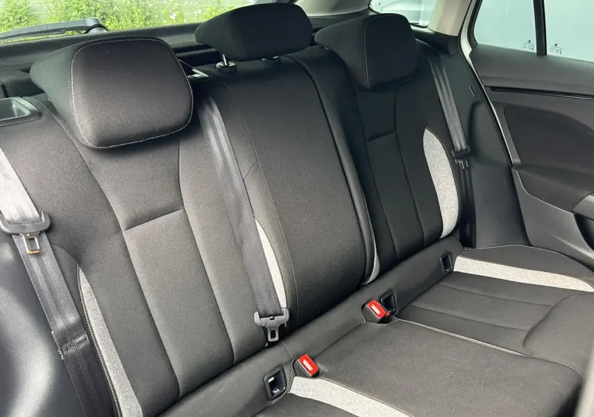 Vue intérieure de la banquette arrière noire avec surpiqûres claires d'une Skoda Scala 2025, côté droit visible.