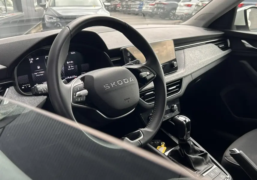 Vue intérieure côté conducteur du Skoda Scala TSI 116 DSG7 avec volant cuir multifonctions et écran tactile central.