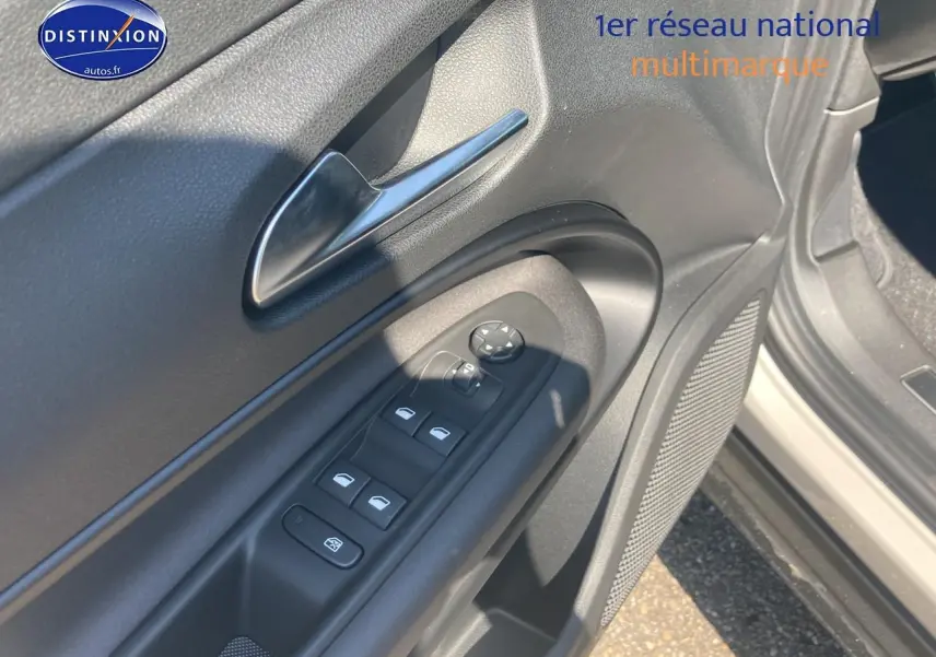 Détail des commandes de lève-vitres et rétroviseurs sur la portière avant gauche de l'Alfa Romeo Junior ivoire et noir.