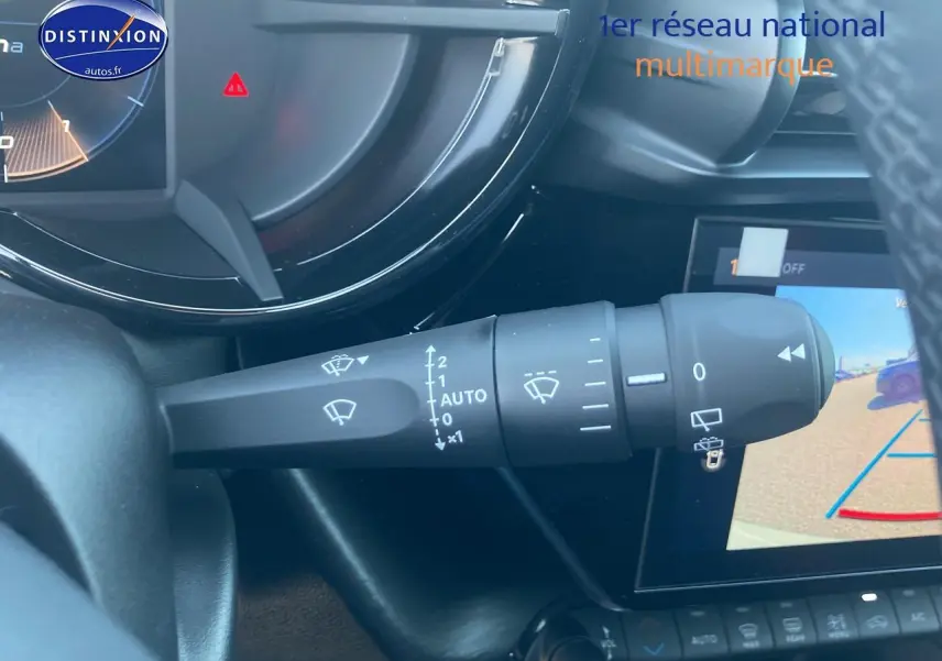 Gros plan sur la commande d’essuie-glace à gauche du volant dans l’intérieur noir de l’Alfa Romeo Junior 1.2 hybride 2026.