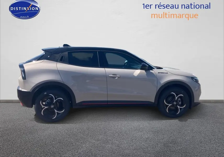 Vue de profil droit d'une Alfa Romeo Junior 1.2 hybride 2026 ivoire et noir avec jantes alliage et vitres teintées.