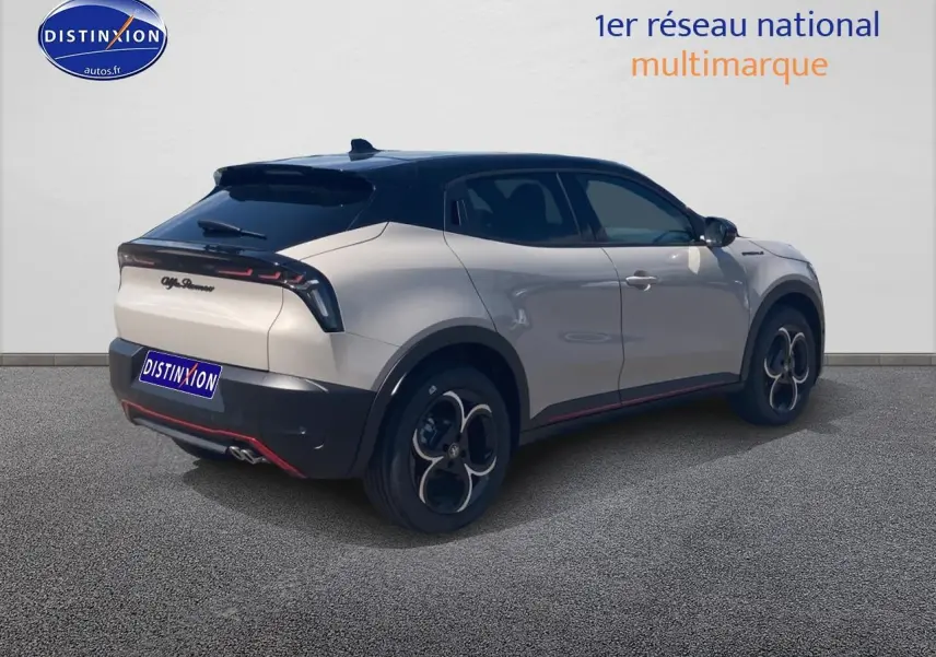 Vue 3/4 arrière droite de l'Alfa Romeo Junior 1.2 hybride ivoire et noir avec jantes alliage et toit noir.