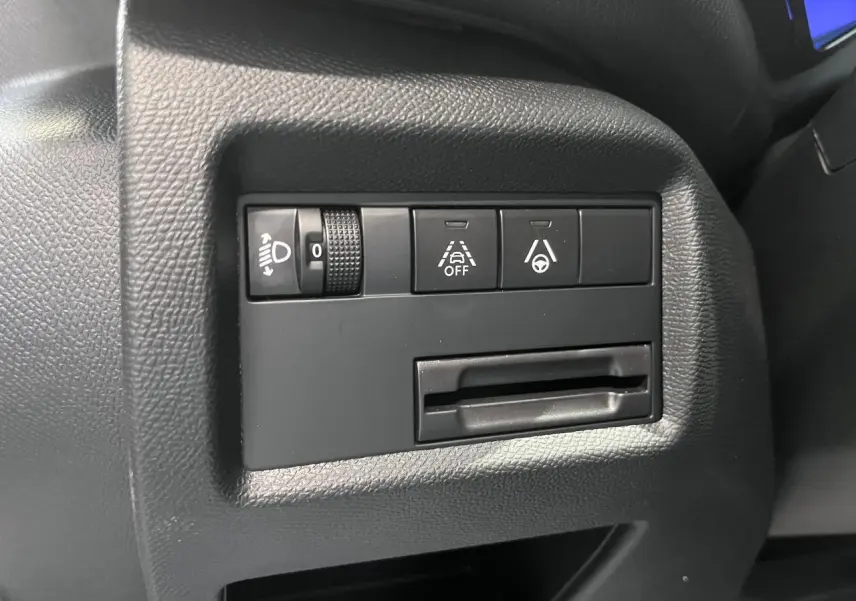 Gros plan sur les commandes noires du tableau de bord côté gauche du Citroën C5 Aircross gris platinium 2025.