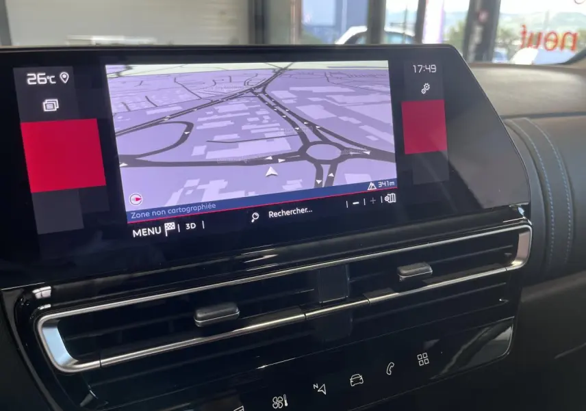 Écran tactile central avec navigation, vue intérieure du tableau de bord noir brillant du Citroën C5 Aircross gris platinium.