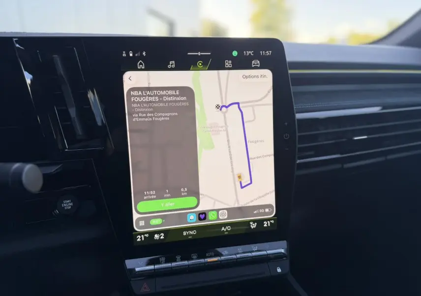 Vue rapprochée de l’écran tactile central du Renault Rafale 2026 affichant la navigation GPS en mode clair.