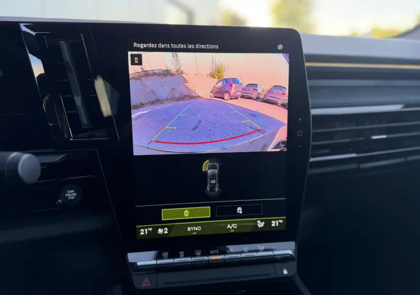 Écran central tactile affichant la caméra de recul dans l’habitacle du Renault Rafale gris Schiste, vue intérieure.