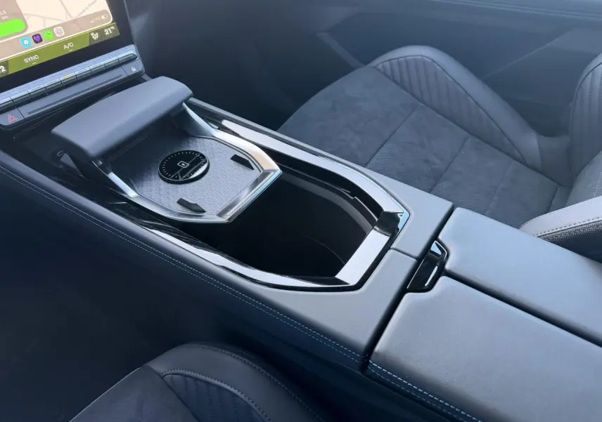 Vue rapprochée de la console centrale et des sièges sport gris avec surpiqûres bleues du Renault Rafale E-Tech 2026.