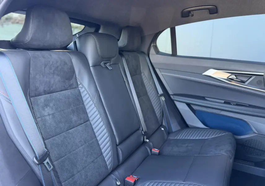 Vue intérieure côté droit des sièges arrière en cuir et Alcantara gris avec surpiqûres bleu, blanc, rouge sur Renault Rafale E-Tech.
