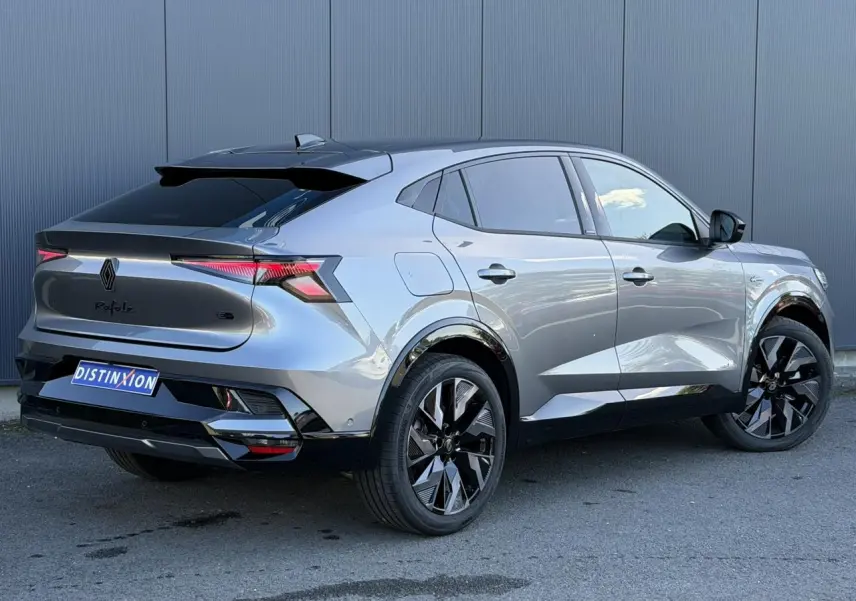 Renault Rafale E-Tech gris schiste en 3/4 arrière droit, avec jantes noires et hayon électrique visible.