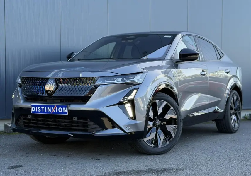 Renault Rafale E-Tech gris schiste en 3/4 avant droit, avec calandre 3D et jantes alliage noires diamantées.