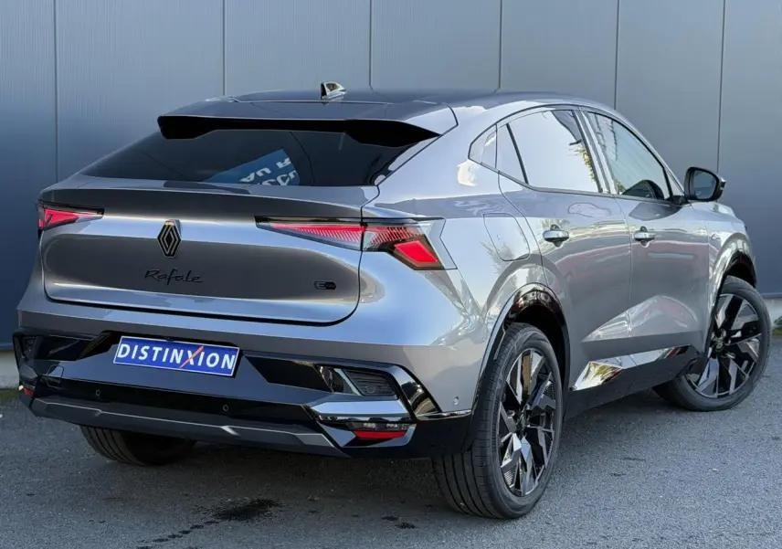 Renault Rafale E-Tech gris schiste en 3/4 arrière droit, jantes noires diamantées et hayon électrique visible.