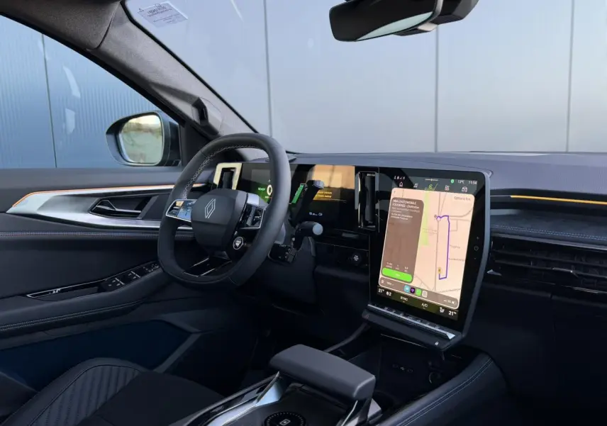 Vue intérieure côté conducteur du Renault Rafale E-Tech 2026 avec écran tactile vertical et volant à insert Alcantara.