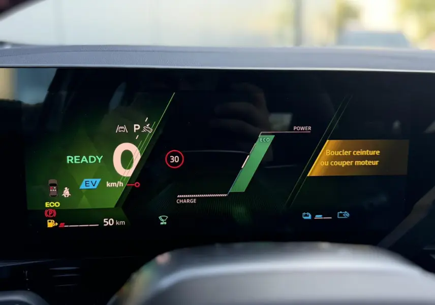 Affichage numérique du tableau de bord Renault Rafale E-Tech hybride, montrant vitesse à 0 km/h et alertes écologiques.