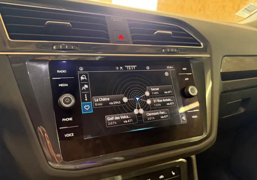Vue rapprochée de l’écran tactile central du Volkswagen Tiguan gris clair 2022 affichant le système de navigation GPS.