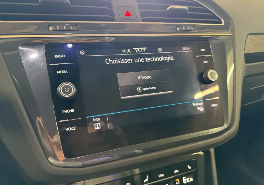 Écran tactile central du Volkswagen Tiguan 2022 gris clair, affichant le menu de connexion Apple CarPlay.